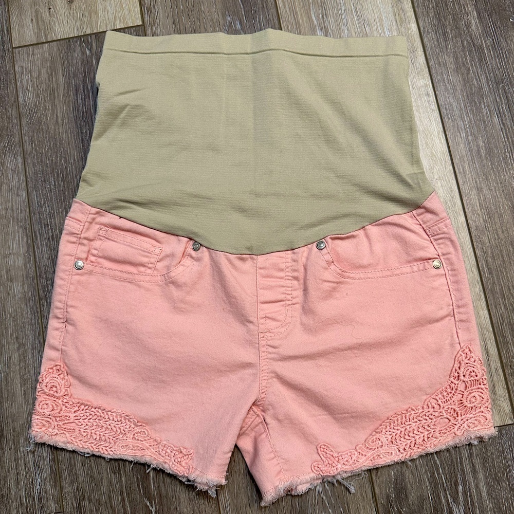 🛍️ Bella NDA. Maternity shorts great condition.